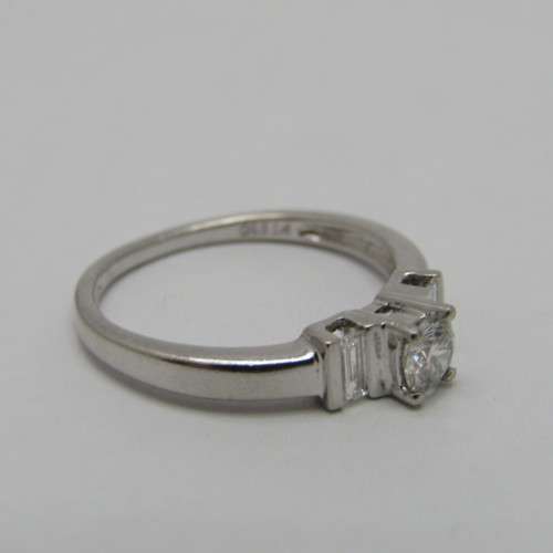 Platinum diamond ring with round diamond of 0.31ct and 2 baguette diamonds of 0.14ct - weighs 4.4g