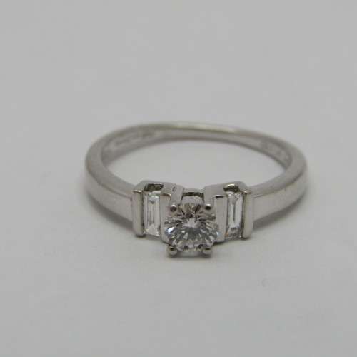Platinum diamond ring with round diamond of 0.31ct and 2 baguette diamonds of 0.14ct - weighs 4.4g