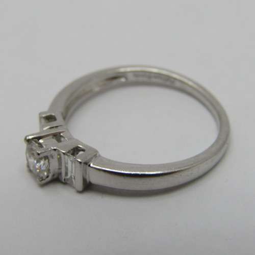 Platinum diamond ring with round diamond of 0.31ct and 2 baguette diamonds of 0.14ct - weighs 4.4g