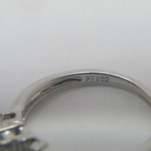 Platinum diamond ring with round diamond of 0.31ct and 2 baguette diamonds of 0.14ct - weighs 4.4g