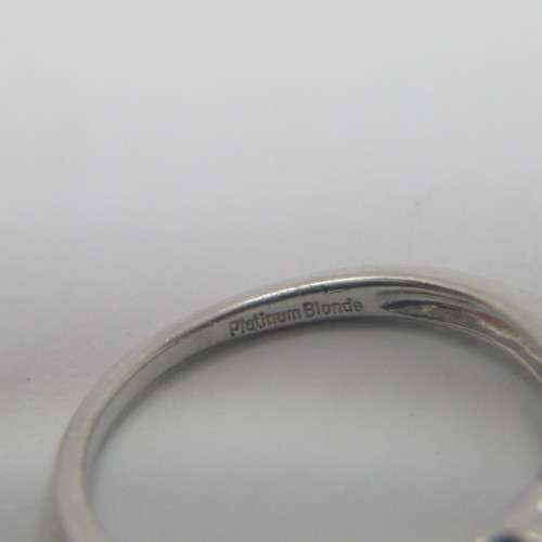 Platinum diamond ring with round diamond of 0.31ct and 2 baguette diamonds of 0.14ct - weighs 4.4g