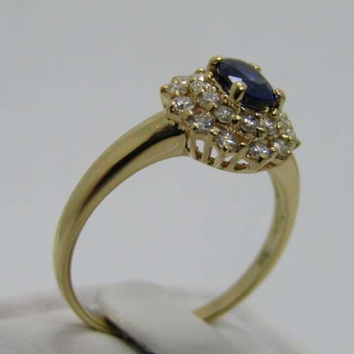 18kt Gold diamond and Sapphire ring - 23 small diamonds - sapphire oval appr0.50ct - weighs 3.4g