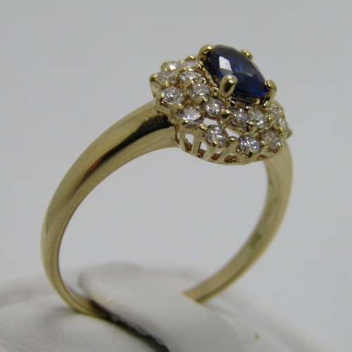 18kt Gold diamond and Sapphire ring - 23 small diamonds - sapphire oval appr0.50ct - weighs 3.4g