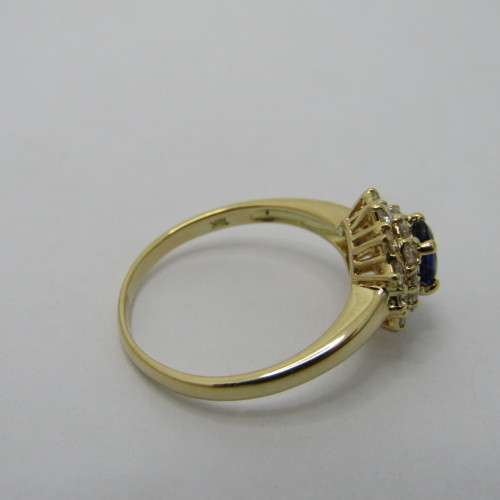 18kt Gold diamond and Sapphire ring - 23 small diamonds - sapphire oval appr0.50ct - weighs 3.4g