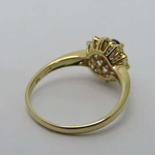 18kt Gold diamond and Sapphire ring - 23 small diamonds - sapphire oval appr0.50ct - weighs 3.4g