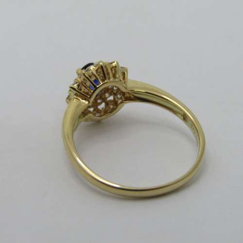 18kt Gold diamond and Sapphire ring - 23 small diamonds - sapphire oval appr0.50ct - weighs 3.4g