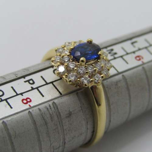 18kt Gold diamond and Sapphire ring - 23 small diamonds - sapphire oval appr0.50ct - weighs 3.4g