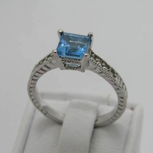 9kt White gold ring with 1.3ct blue topaz and small diamonds of 0.08ct in total - weighs 3.4g - Q/8
