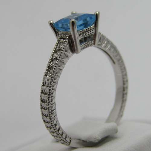 9kt White gold ring with 1.3ct blue topaz and small diamonds of 0.08ct in total - weighs 3.4g - Q/8