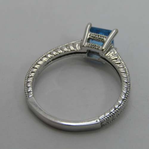 9kt White gold ring with 1.3ct blue topaz and small diamonds of 0.08ct in total - weighs 3.4g - Q/8
