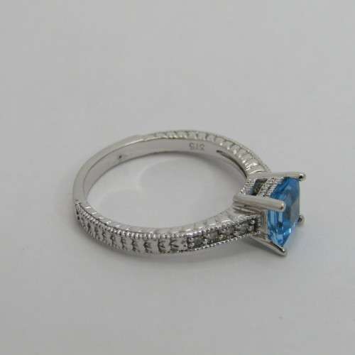 9kt White gold ring with 1.3ct blue topaz and small diamonds of 0.08ct in total - weighs 3.4g - Q/8