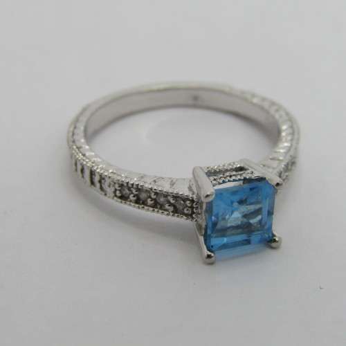9kt White gold ring with 1.3ct blue topaz and small diamonds of 0.08ct in total - weighs 3.4g - Q/8