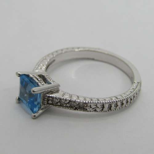 9kt White gold ring with 1.3ct blue topaz and small diamonds of 0.08ct in total - weighs 3.4g - Q/8