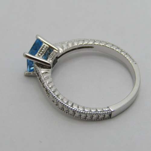 9kt White gold ring with 1.3ct blue topaz and small diamonds of 0.08ct in total - weighs 3.4g - Q/8