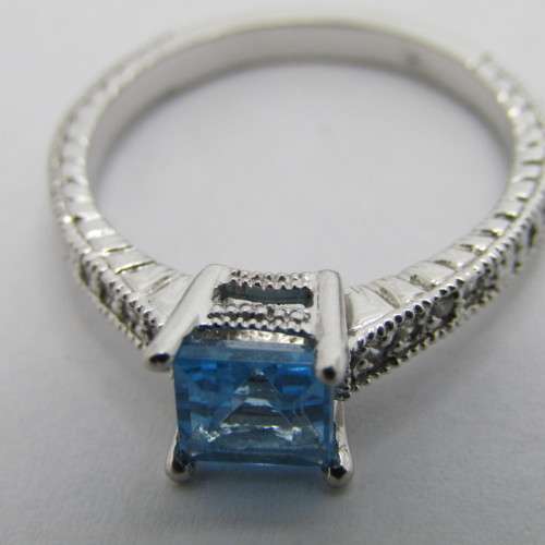 9kt White gold ring with 1.3ct blue topaz and small diamonds of 0.08ct in total - weighs 3.4g - Q/8