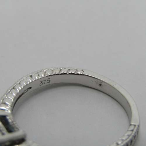 9kt White gold ring with 1.3ct blue topaz and small diamonds of 0.08ct in total - weighs 3.4g - Q/8