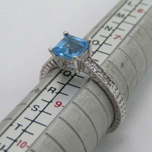 9kt White gold ring with 1.3ct blue topaz and small diamonds of 0.08ct in total - weighs 3.4g - Q/8