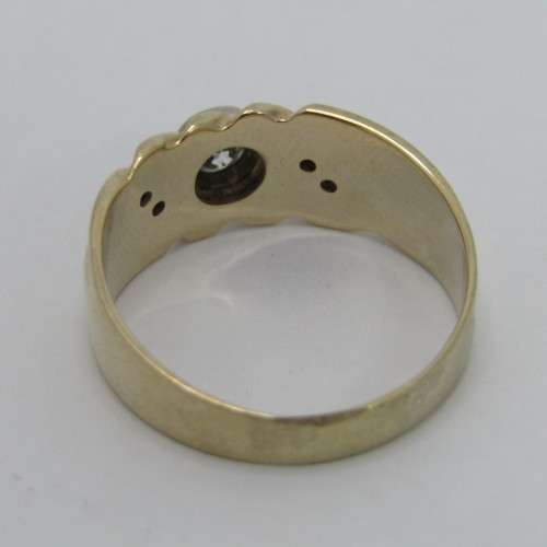 9kt Gold ring with diamond appr 0.30ct and 4 smaller diamonds - weighs 6.4g - size W/11