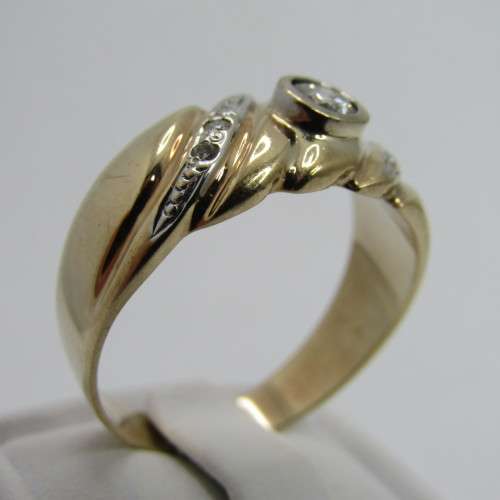 9kt Gold ring with diamond appr 0.30ct and 4 smaller diamonds - weighs 6.4g - size W/11