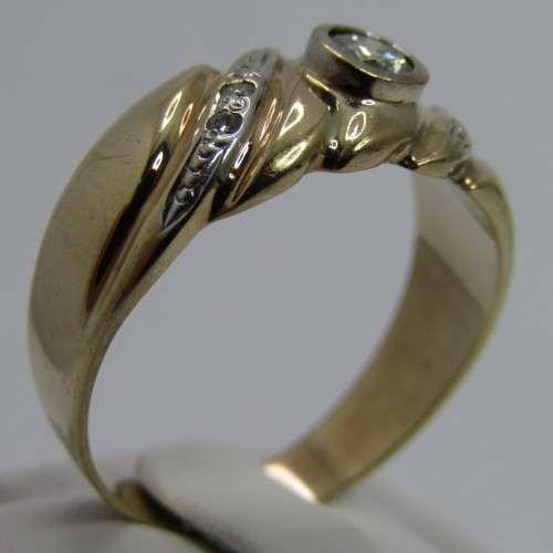 9kt Gold ring with diamond appr 0.30ct and 4 smaller diamonds - weighs 6.4g - size W/11