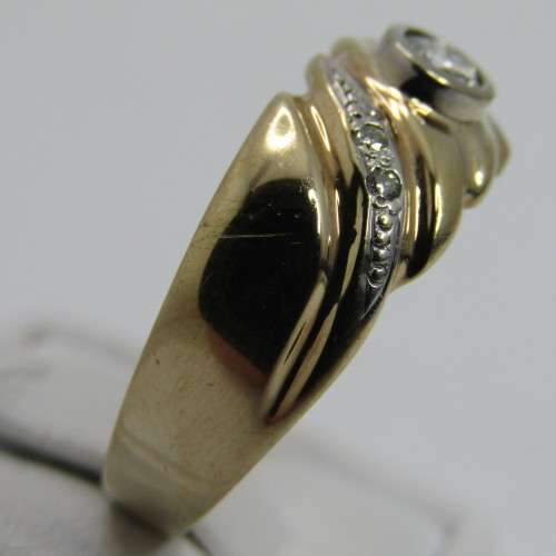 9kt Gold ring with diamond appr 0.30ct and 4 smaller diamonds - weighs 6.4g - size W/11