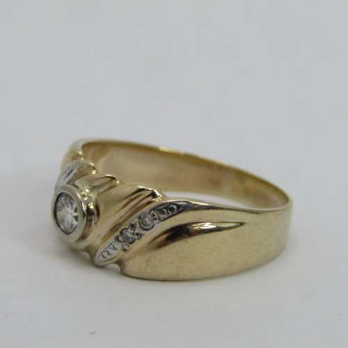 9kt Gold ring with diamond appr 0.30ct and 4 smaller diamonds - weighs 6.4g - size W/11