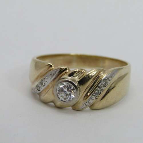 9kt Gold ring with diamond appr 0.30ct and 4 smaller diamonds - weighs 6.4g - size W/11