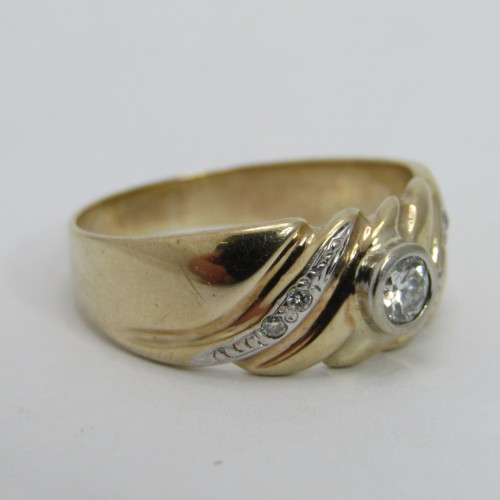 9kt Gold ring with diamond appr 0.30ct and 4 smaller diamonds - weighs 6.4g - size W/11