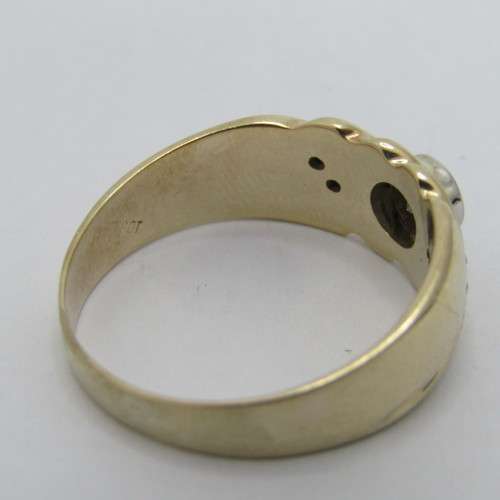 9kt Gold ring with diamond appr 0.30ct and 4 smaller diamonds - weighs 6.4g - size W/11
