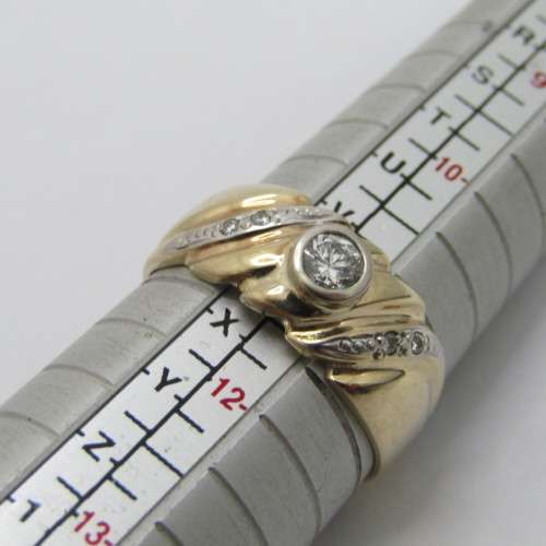 9kt Gold ring with diamond appr 0.30ct and 4 smaller diamonds - weighs 6.4g - size W/11