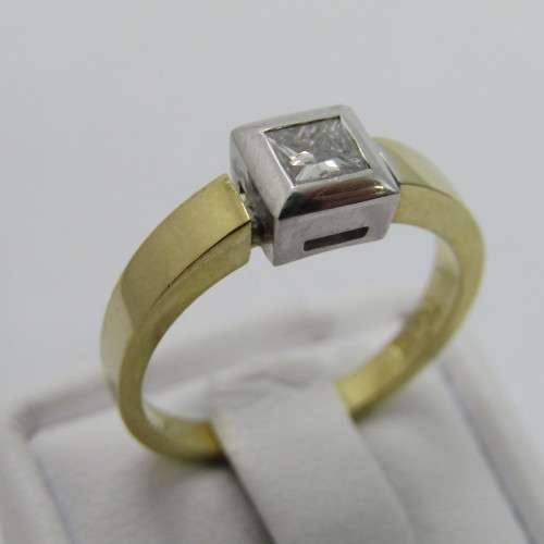 18kt White and yellow gold ring with diamond of 0.35ct colour G clarity VVS2 - weighs 4.8g