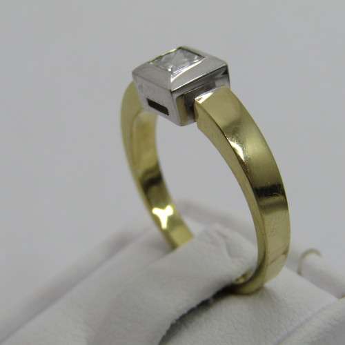 18kt White and yellow gold ring with diamond of 0.35ct colour G clarity VVS2 - weighs 4.8g
