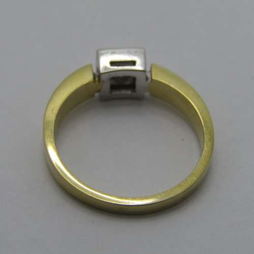 18kt White and yellow gold ring with diamond of 0.35ct colour G clarity VVS2 - weighs 4.8g
