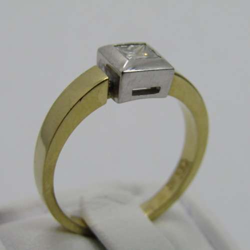 18kt White and yellow gold ring with diamond of 0.35ct colour G clarity VVS2 - weighs 4.8g