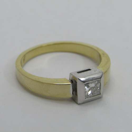 18kt White and yellow gold ring with diamond of 0.35ct colour G clarity VVS2 - weighs 4.8g