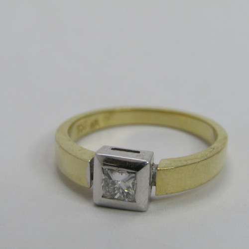 18kt White and yellow gold ring with diamond of 0.35ct colour G clarity VVS2 - weighs 4.8g