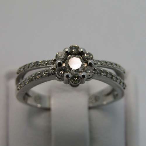 9kt White gold diamond ring with 0.11ct diamond and small diamonds of 0.25ct in total
