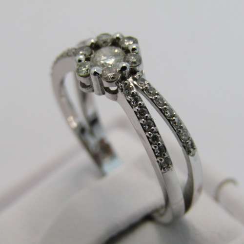 9kt White gold diamond ring with 0.11ct diamond and small diamonds of 0.25ct in total