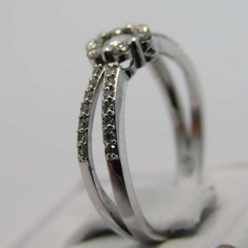 9kt White gold diamond ring with 0.11ct diamond and small diamonds of 0.25ct in total