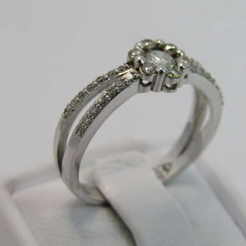 9kt White gold diamond ring with 0.11ct diamond and small diamonds of 0.25ct in total