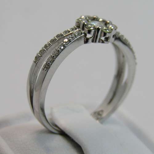 9kt White gold diamond ring with 0.11ct diamond and small diamonds of 0.25ct in total
