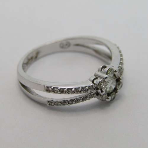 9kt White gold diamond ring with 0.11ct diamond and small diamonds of 0.25ct in total