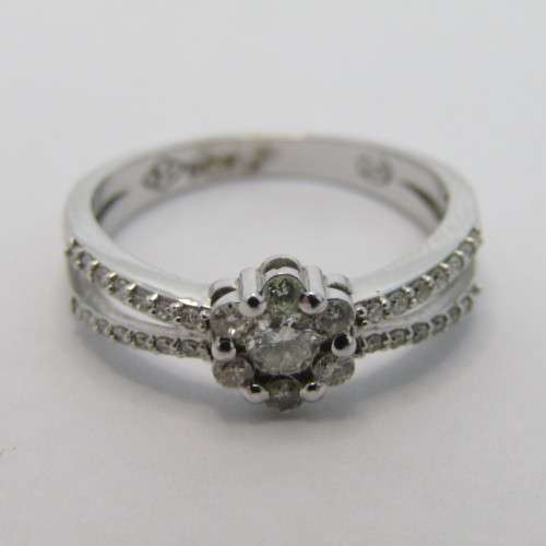 9kt White gold diamond ring with 0.11ct diamond and small diamonds of 0.25ct in total