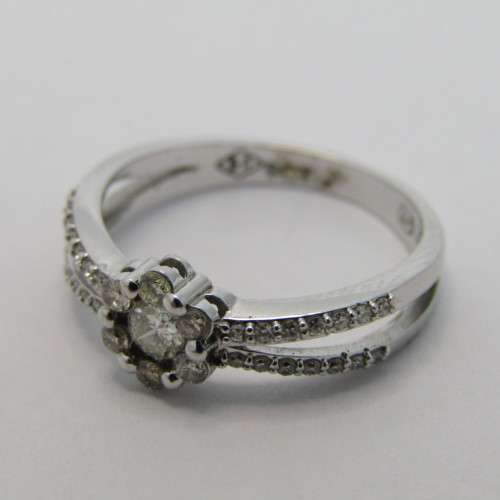 9kt White gold diamond ring with 0.11ct diamond and small diamonds of 0.25ct in total