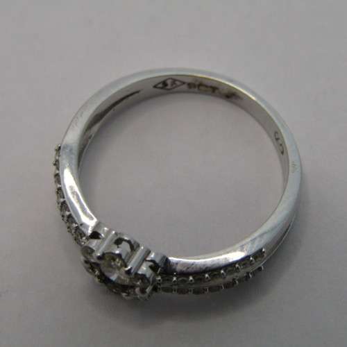 9kt White gold diamond ring with 0.11ct diamond and small diamonds of 0.25ct in total