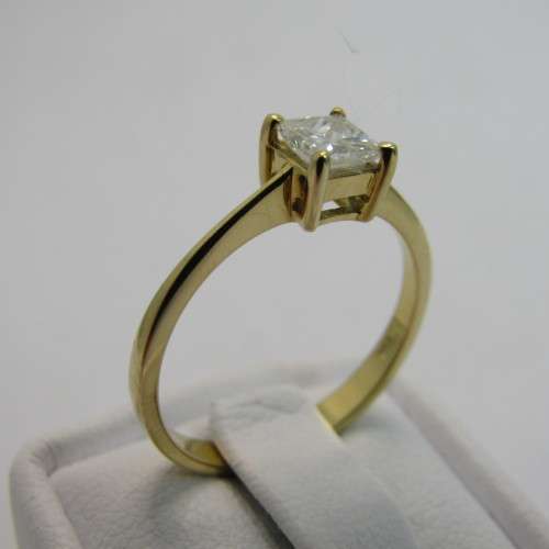 18kt Gold ring with 0.3ct diamond - color J/K - clarity VS/SI - weighs 2.4g - size M/6