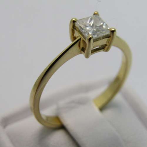 18kt Gold ring with 0.3ct diamond - color J/K - clarity VS/SI - weighs 2.4g - size M/6