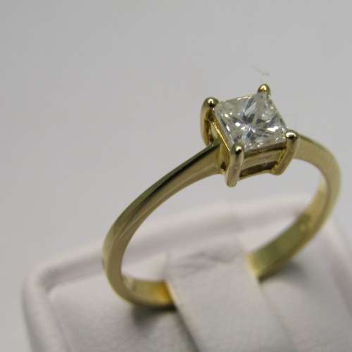 18kt Gold ring with 0.3ct diamond - color J/K - clarity VS/SI - weighs 2.4g - size M/6