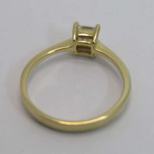 18kt Gold ring with 0.3ct diamond - color J/K - clarity VS/SI - weighs 2.4g - size M/6