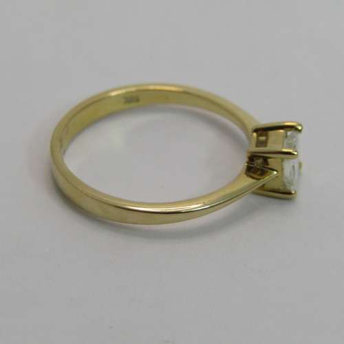 18kt Gold ring with 0.3ct diamond - color J/K - clarity VS/SI - weighs 2.4g - size M/6